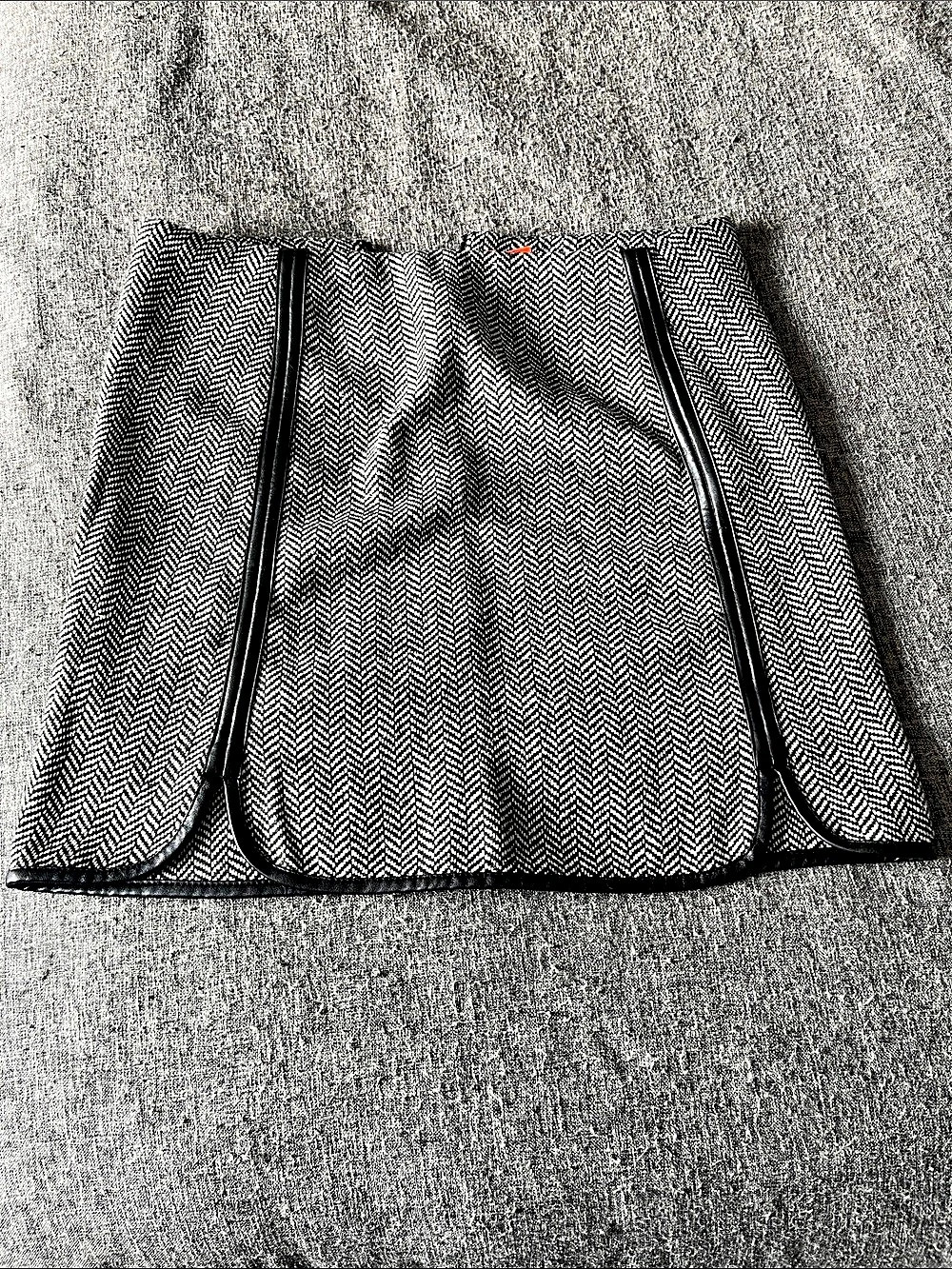 Joe Fresh Geometric Mini Skirt in Black & White Size 2 Like New
